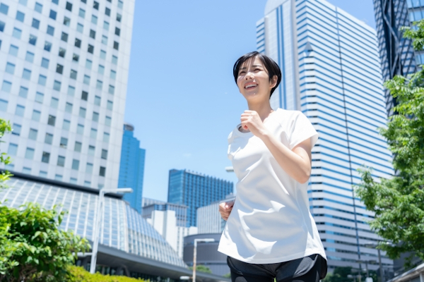 ランニングする女性
