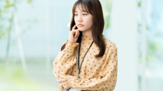 悩む女性