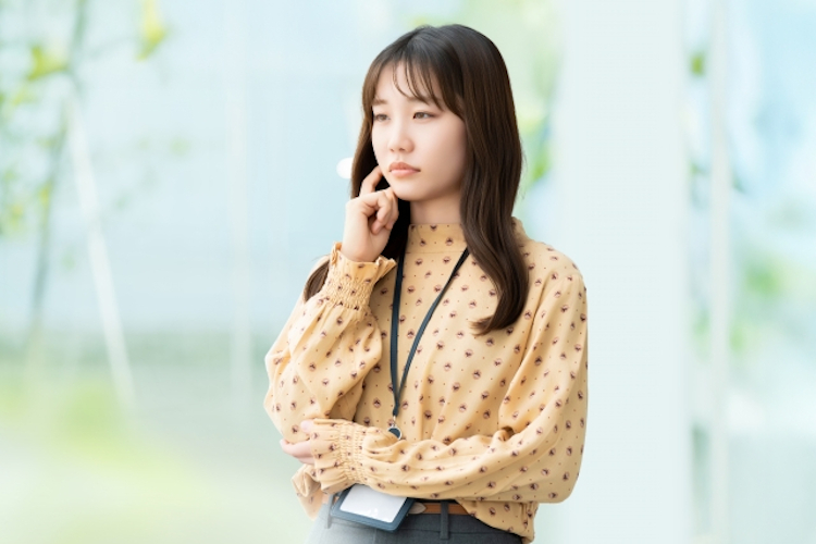 悩む女性