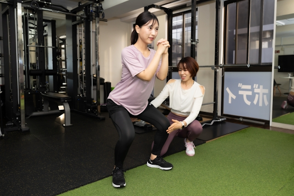 パーソナルトレーニングを受ける女性