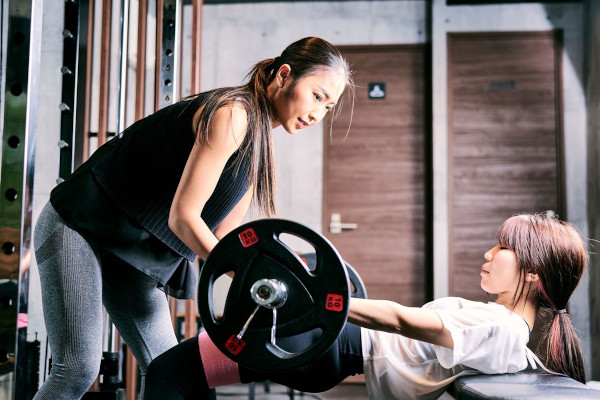 パーソナルトレーニングをする女性