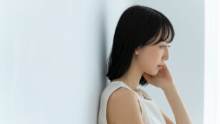 お金の使い方に悩む女性