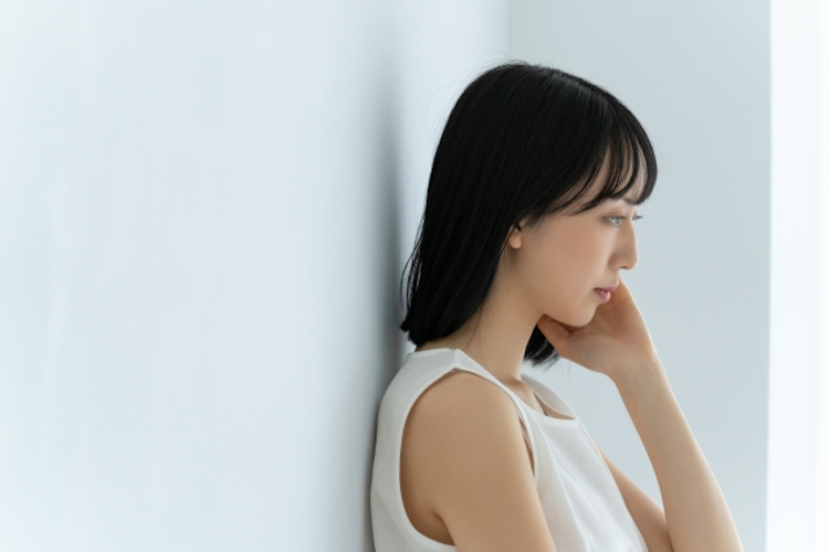 お金の使い方に悩む女性