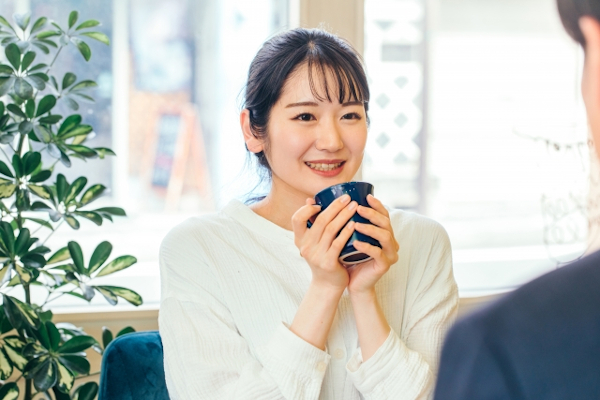 カフェで楽しそうに話す女性