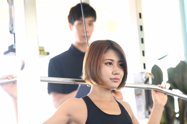 パーソナルトレーニングを受ける女性