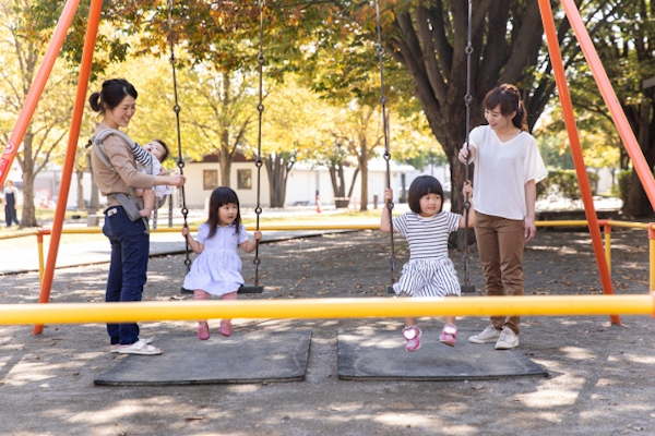 子供たちのブランコを見守るママ友