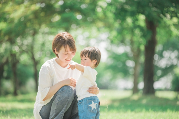 公園で遊ぶ男の子とママ