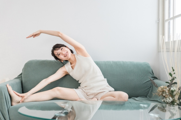 ストレッチする体の硬い女性