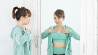鏡で体型を気にする女性