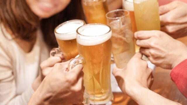 同窓会で乾杯する人達