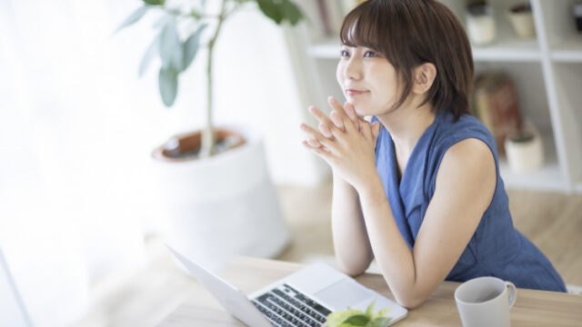 在宅勤務をする女性