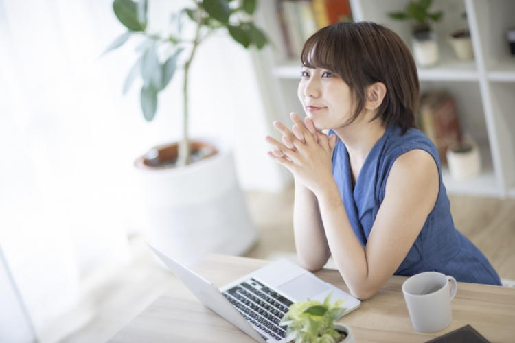 在宅勤務をする女性
