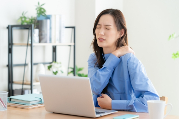 リモートワークで肩がこる女性