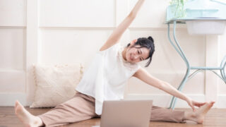 自宅でオンラインフィットネスする女性