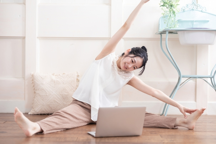 自宅でオンラインフィットネスする女性
