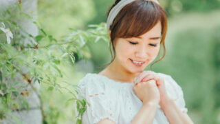 思いを募らせる女性