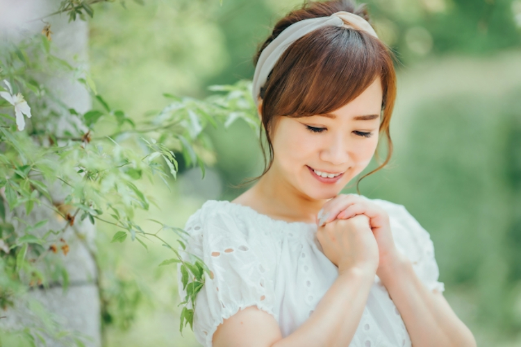 思いを募らせる女性