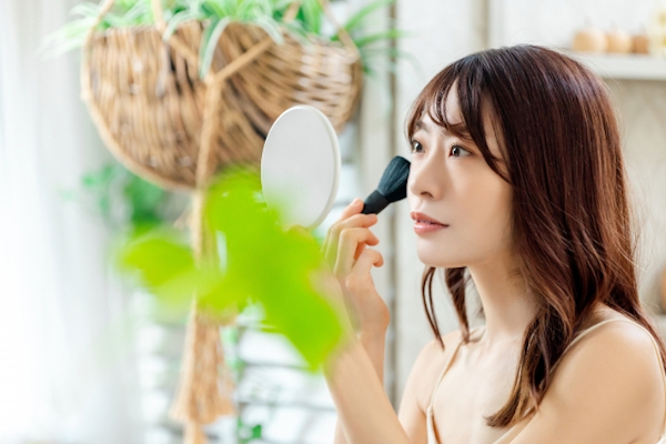 化粧する女性