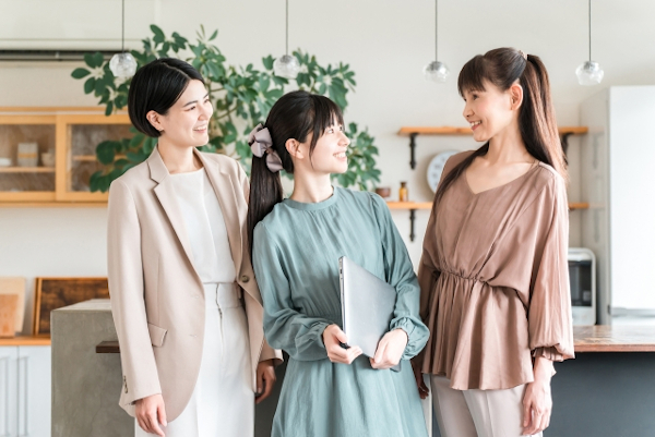 オフィスで女性三人で談笑している