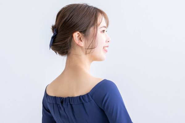 背中が綺麗な女性