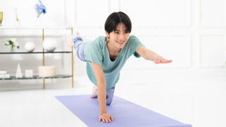 自宅でトレーニングをする女性