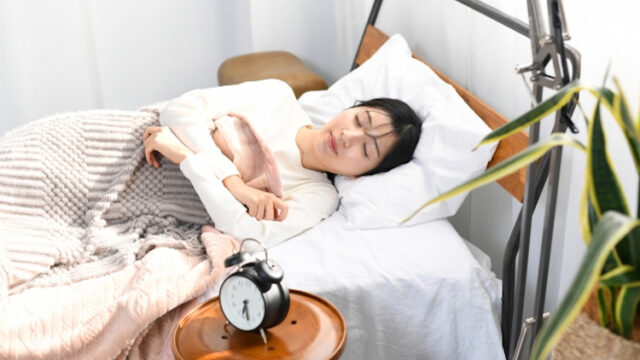 ベッドで眠る女性