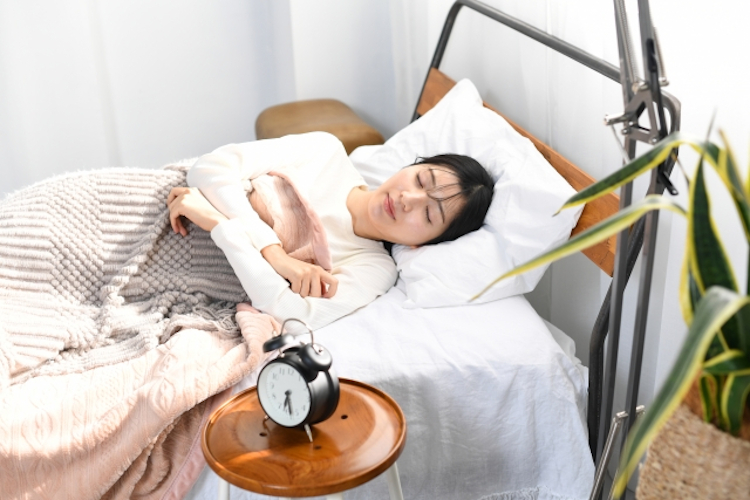 ベッドで眠る女性