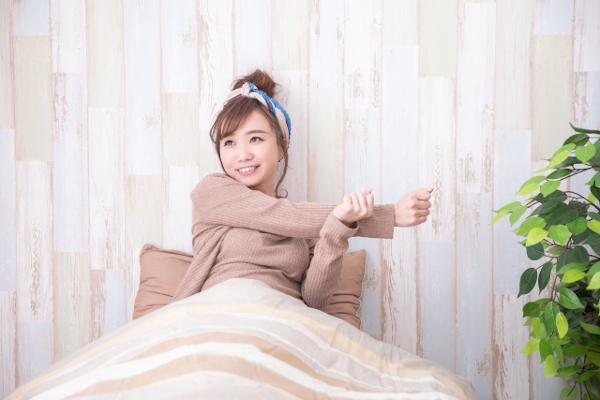 寝る前にストレッチする女性