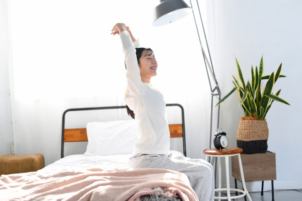 朝爽快に起きる女性