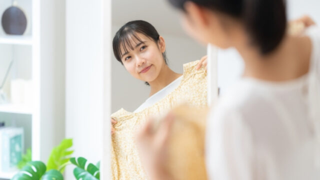 洋服選びで見た目を気にする女性