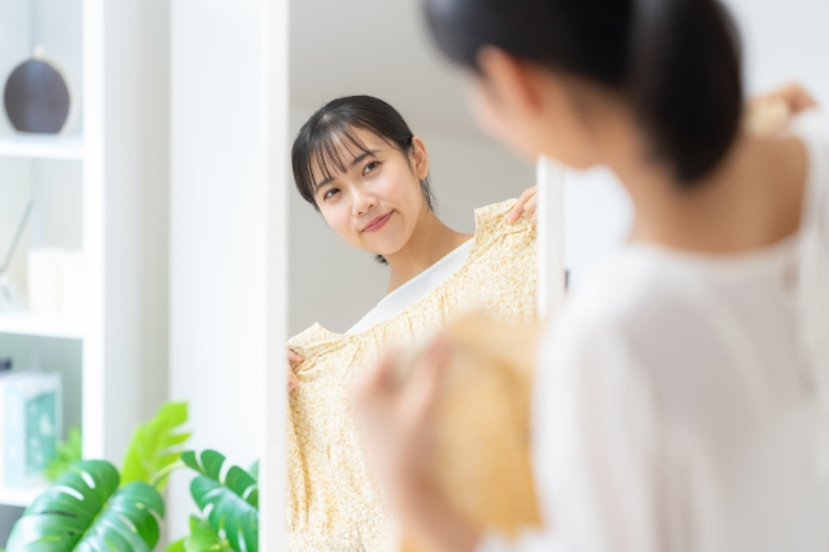 洋服選びで見た目を気にする女性