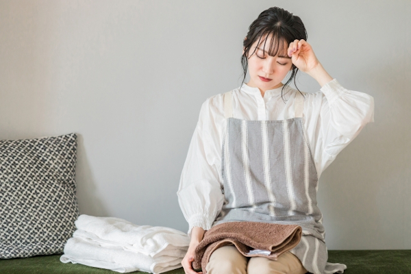 洗濯物をたたむ女性