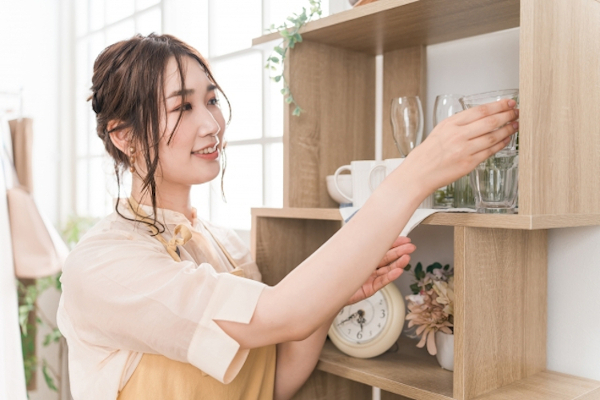 自宅の棚を掃除する女性