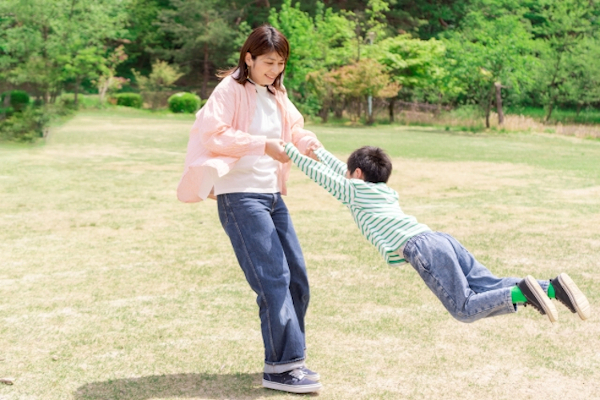 公園で子供と遊ぶ女性
