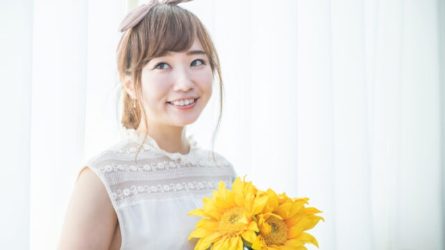 花を持つ恋する女性