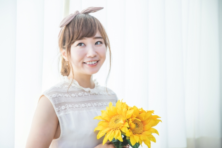 花を持つ恋する女性