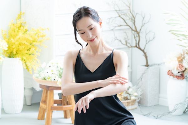 肌のお手入れをする女性