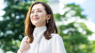 ミドル世代の女性が軽やかに歩く