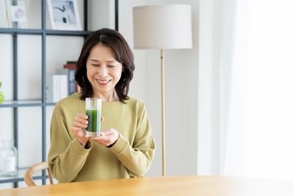 青汁を呑む女性
