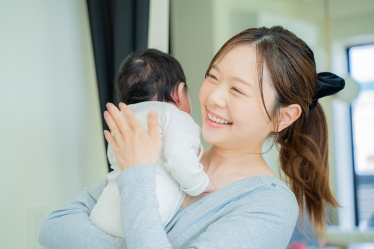 産後赤ちゃんを抱く女性