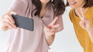 二人で自撮りする女性