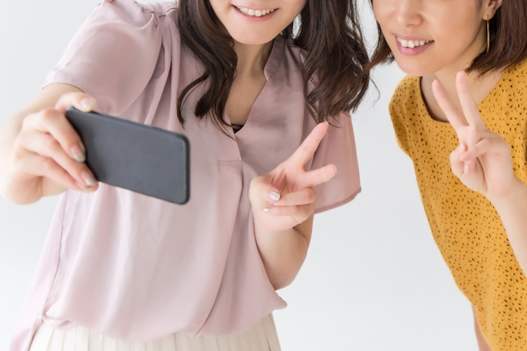 二人で自撮りする女性