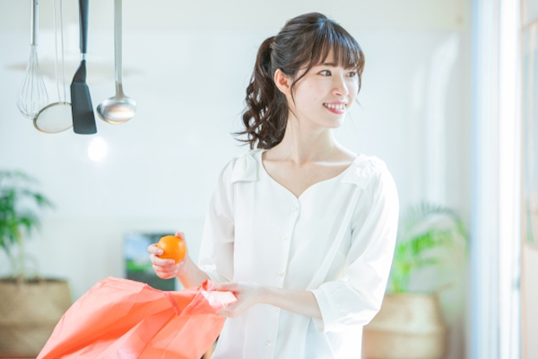 家事をする社会人の女性