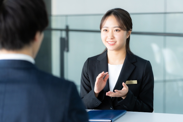 笑顔で仕事をする接客業の女性