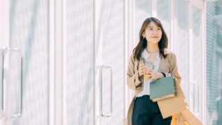 トレンチコートを着こなす社会人の女性