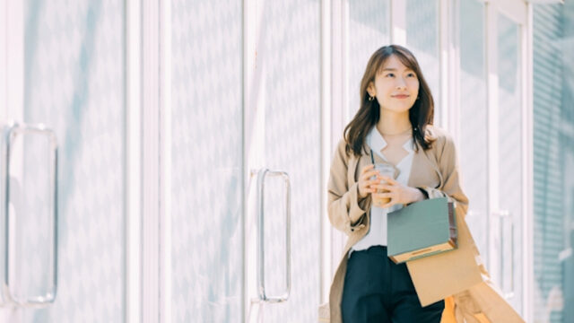 トレンチコートを着こなす社会人の女性