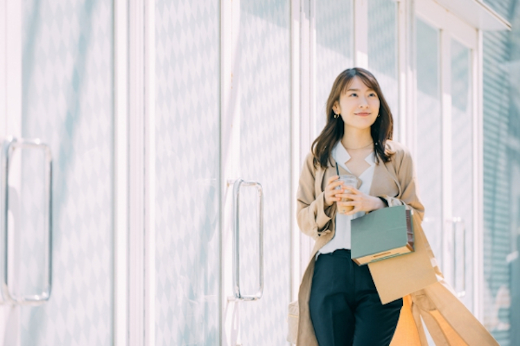 トレンチコートを着こなす社会人の女性