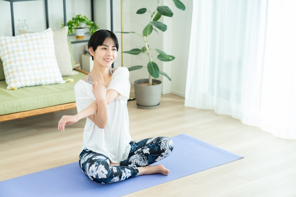 自宅でストレッチする女性