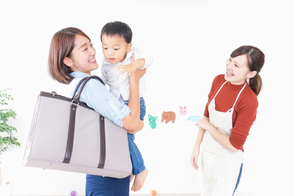 託児所に子供を預ける女性