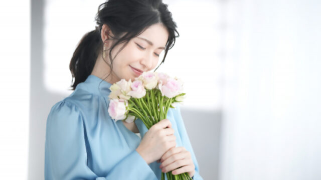 花の匂いを嗅ぐ可愛い女性